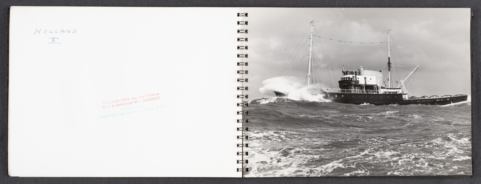 2022.1523; Fotoalbum met zwart-wit foto's van seagoing tugs; fotoalbum