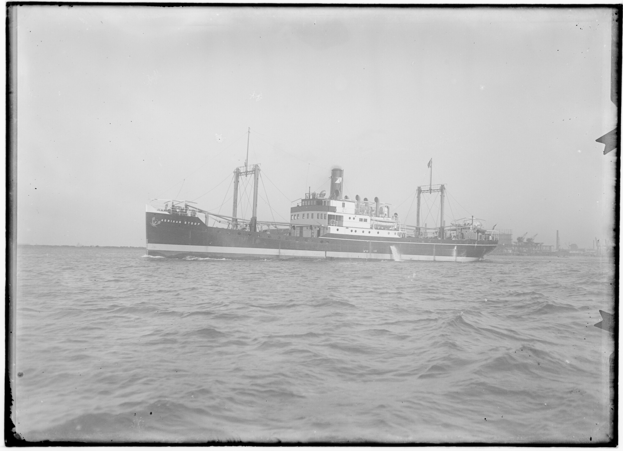 2018.0907; Glasnegatief van het vrachtschip Adriaan Stoop (Nederlands, 1924); glasnegatief