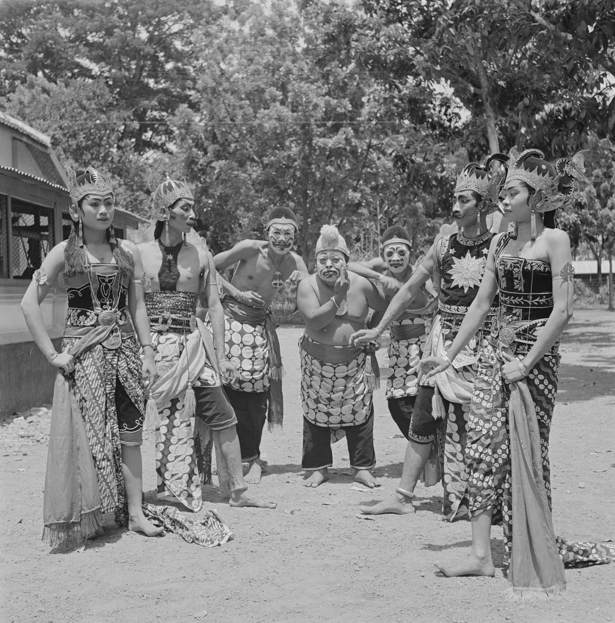 2015.2730; Negatief van wayang orang dansers en danseressen in Surakarta; negatief