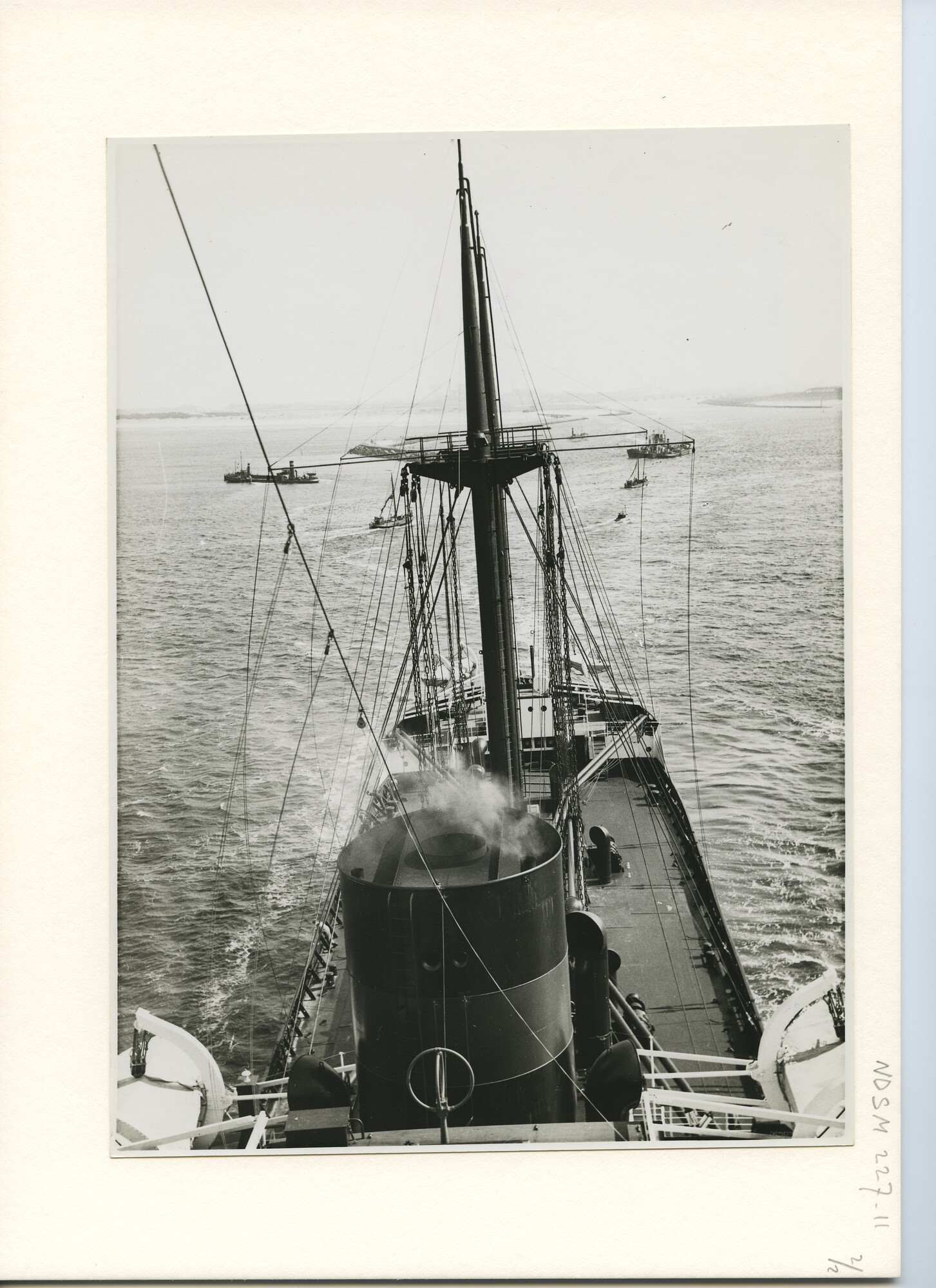 S.5444(1063)18; Foto van het vrachtschip ms. Almkerk tijdens de proefvaart; foto
