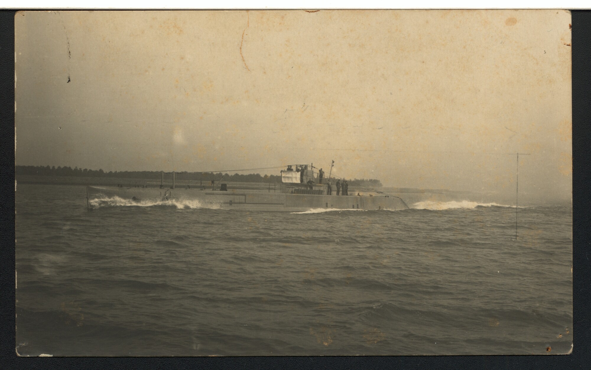 A.2867(01)008; De onderzeeboot Hr.Ms. 'K V' op zee; prentbriefkaart