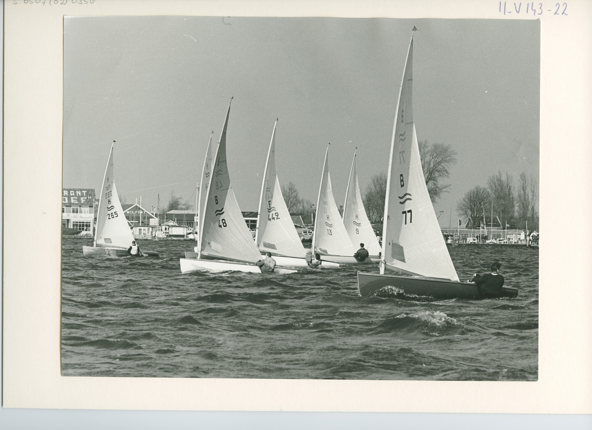 S.6507(02)0358.01; Zwart-wit foto van de Paas-ei een wedstrijd op de Loosdrechtse Plassen; foto