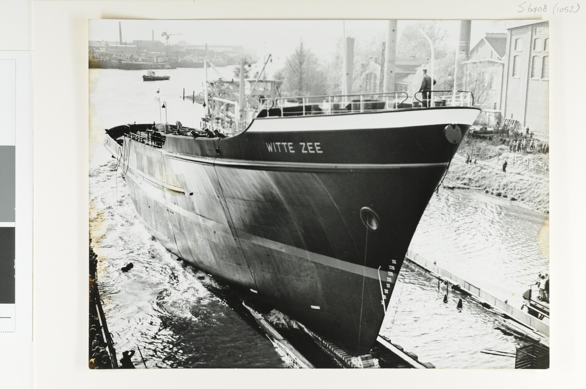 S.6408(1052); De tewaterlating van de zeesleepboot 'Witte Zee' van L. Smit & Co's Internationale Sleepdienst bij J. & K. Smit te Kinderdijk [...]; foto