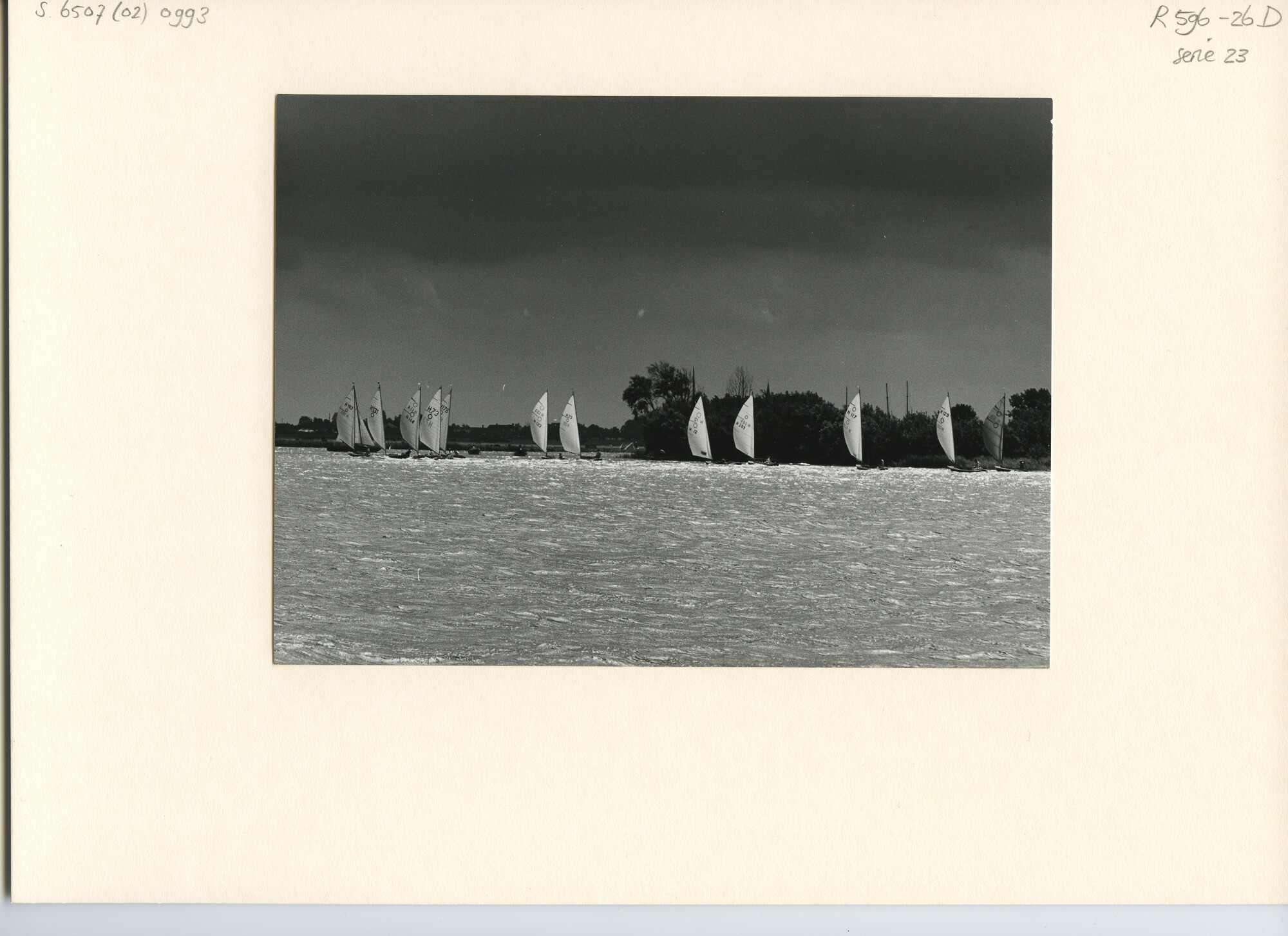 S.6507(02)0993.02; Zwart-wit foto van de O-jollen-klasse op het Braassemermeer en de Kagerplassen; foto