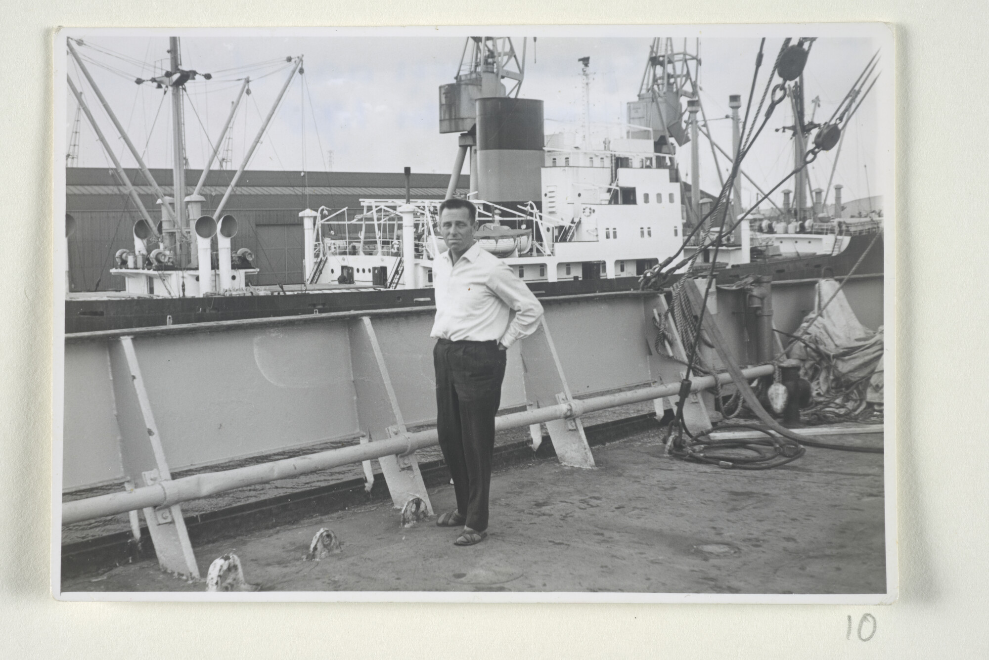 S.5009(03)10; S.J.A. van Groeningen aan dek van ms. 'Karimata', 1968; foto