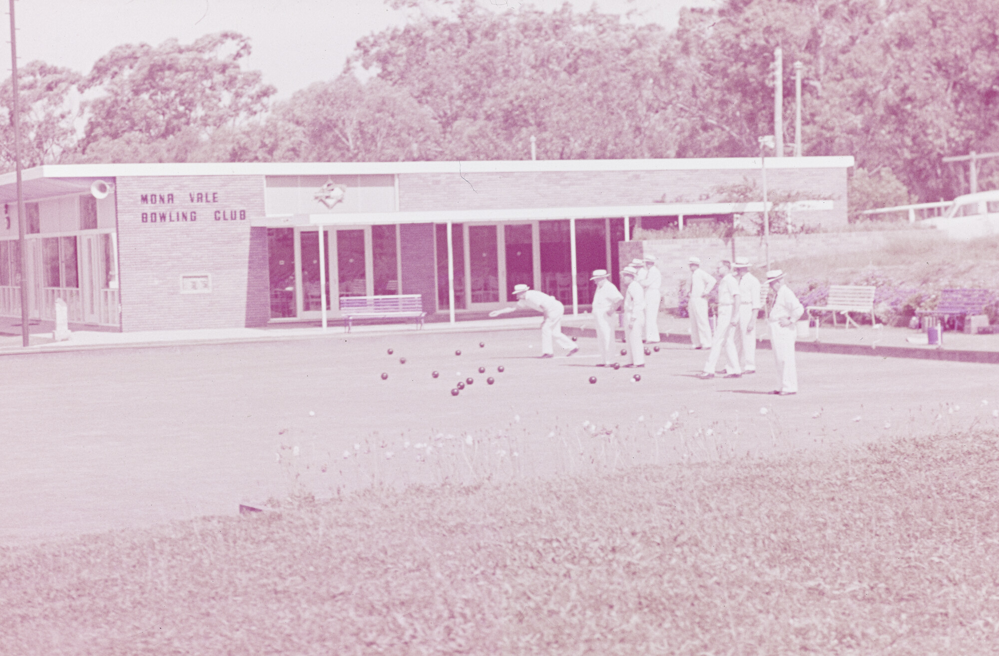 2015.1108; Dia van bowling spelende westerse mannen bij het clubhuis de Mona Vale Bowling Club; diapositief