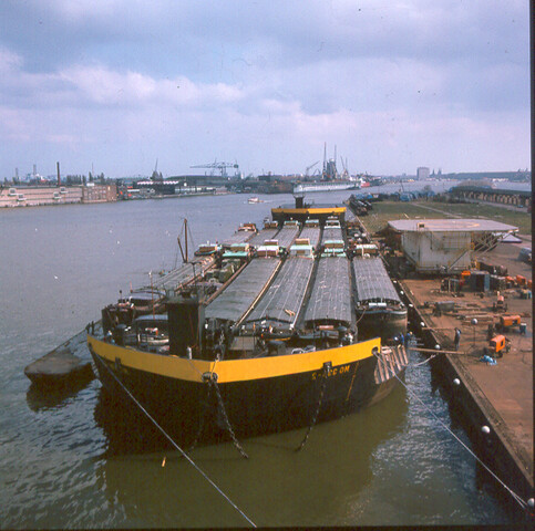 S.9100(8458); Dia van Panamese kraanschip Pearl Marine (ex- Germinal) bij ter Haak [...]; diapositief