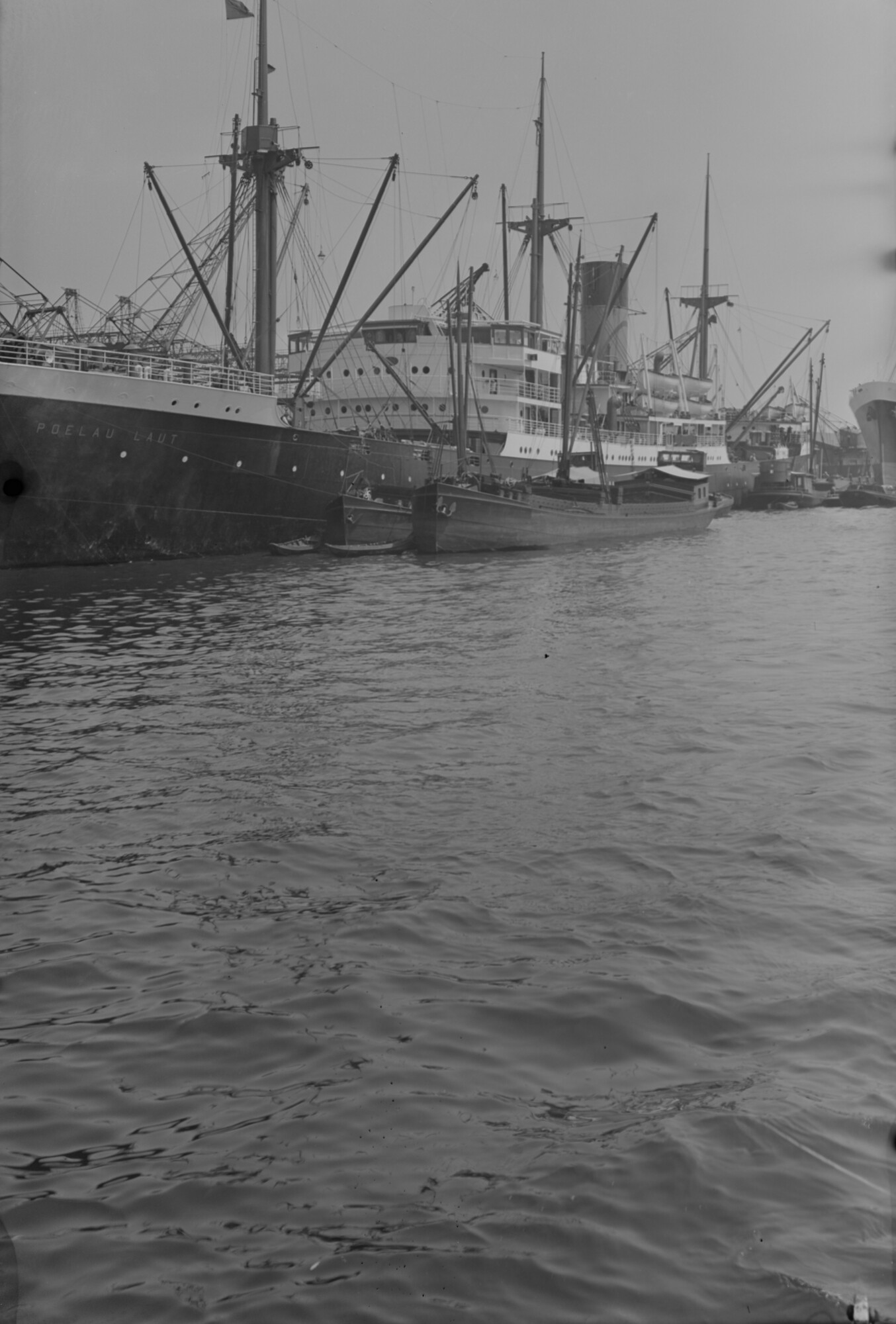 2015.2223; Negatief van ms. Poelau Laut langs de Javakade; negatief