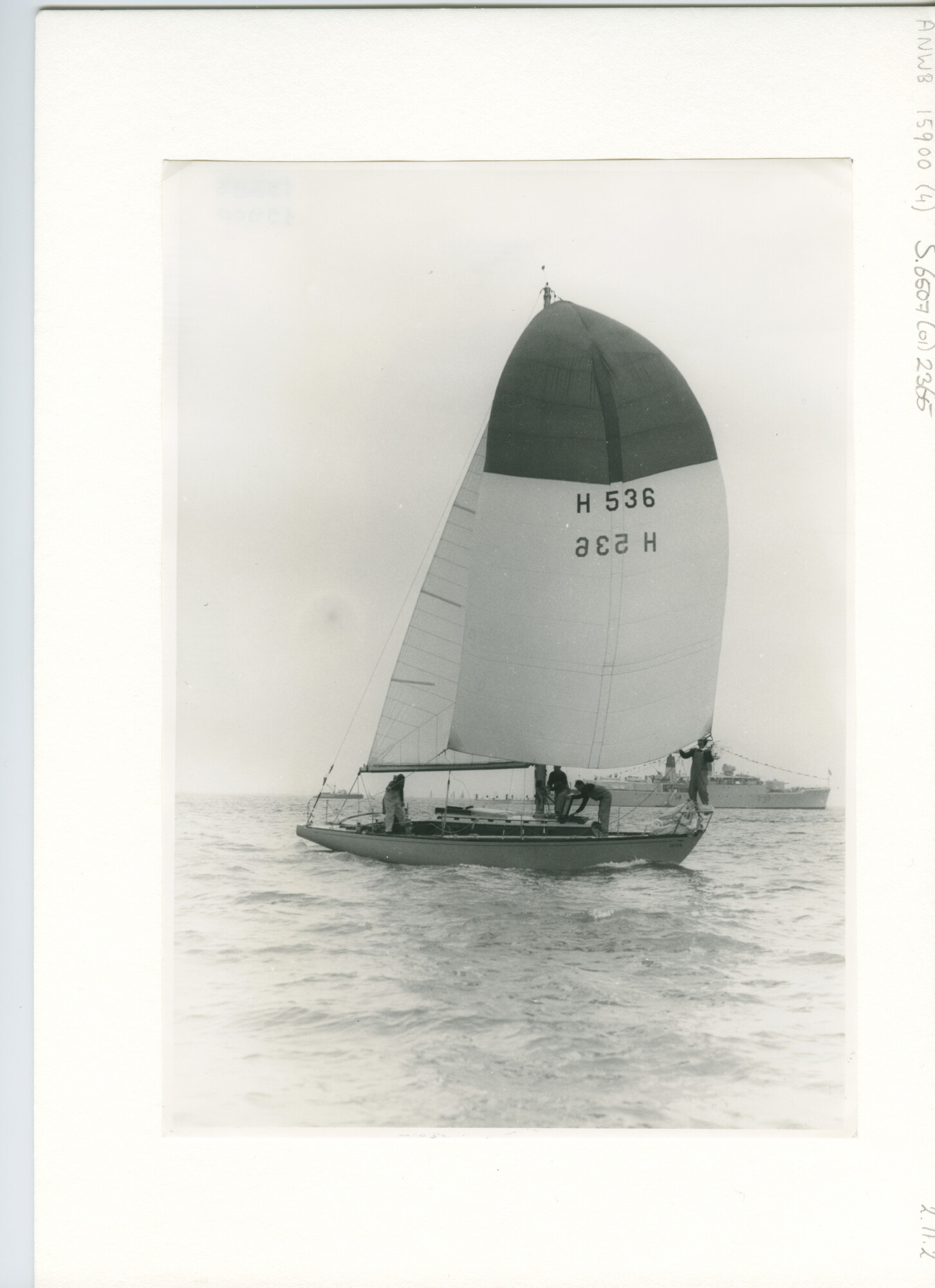 S.6507(01)2365; Foto van aan boord van het zeiljacht Hestia, H 536, wordt de spinnaker ingenomen na haar race om de "Maas Cup"; foto