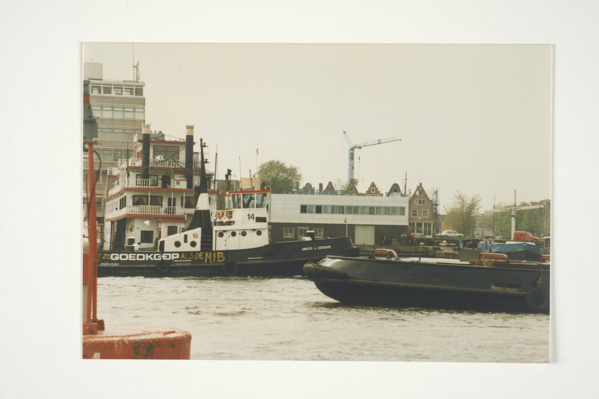 2001.1685; Met de NIB in de WW. Bezetting en demonstratie door het personeel van [...]; fotoreportage