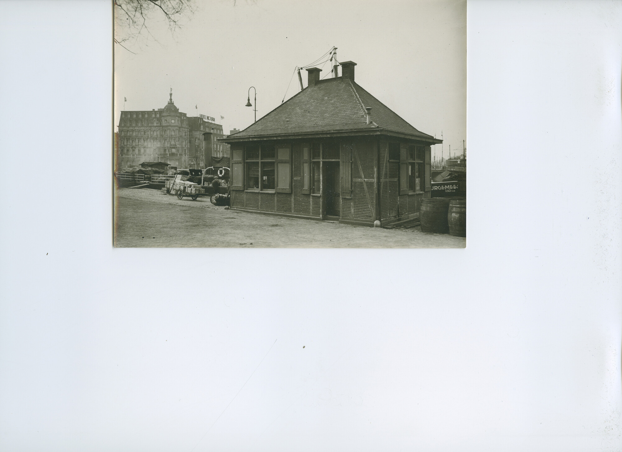 S.5621(01)0993; Foto van bankgebouwen na overname door de bezetting.; foto