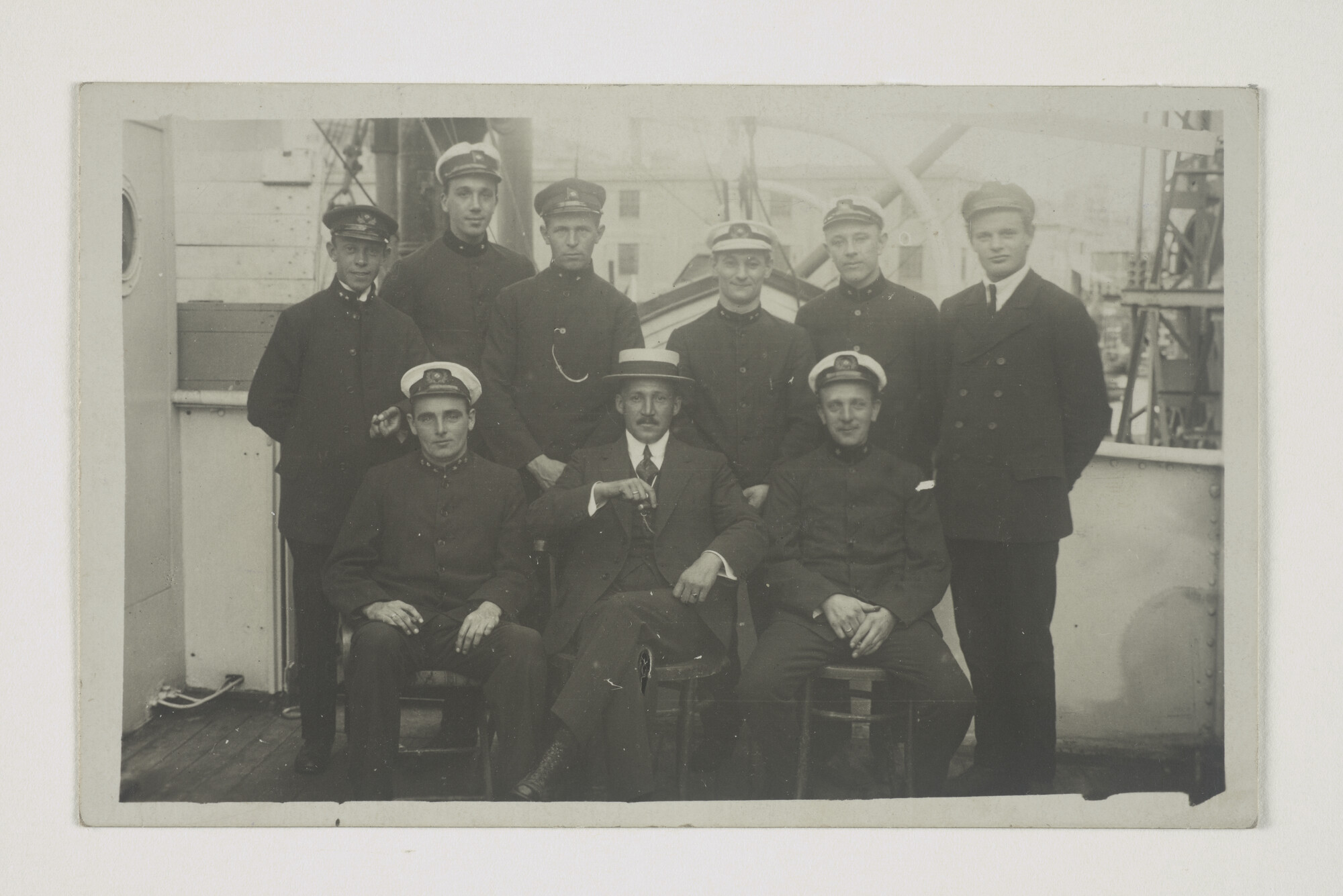 S.5432(02)27; Groepsportret van een aantal bemanningsleden van het ss. Neptunus; foto