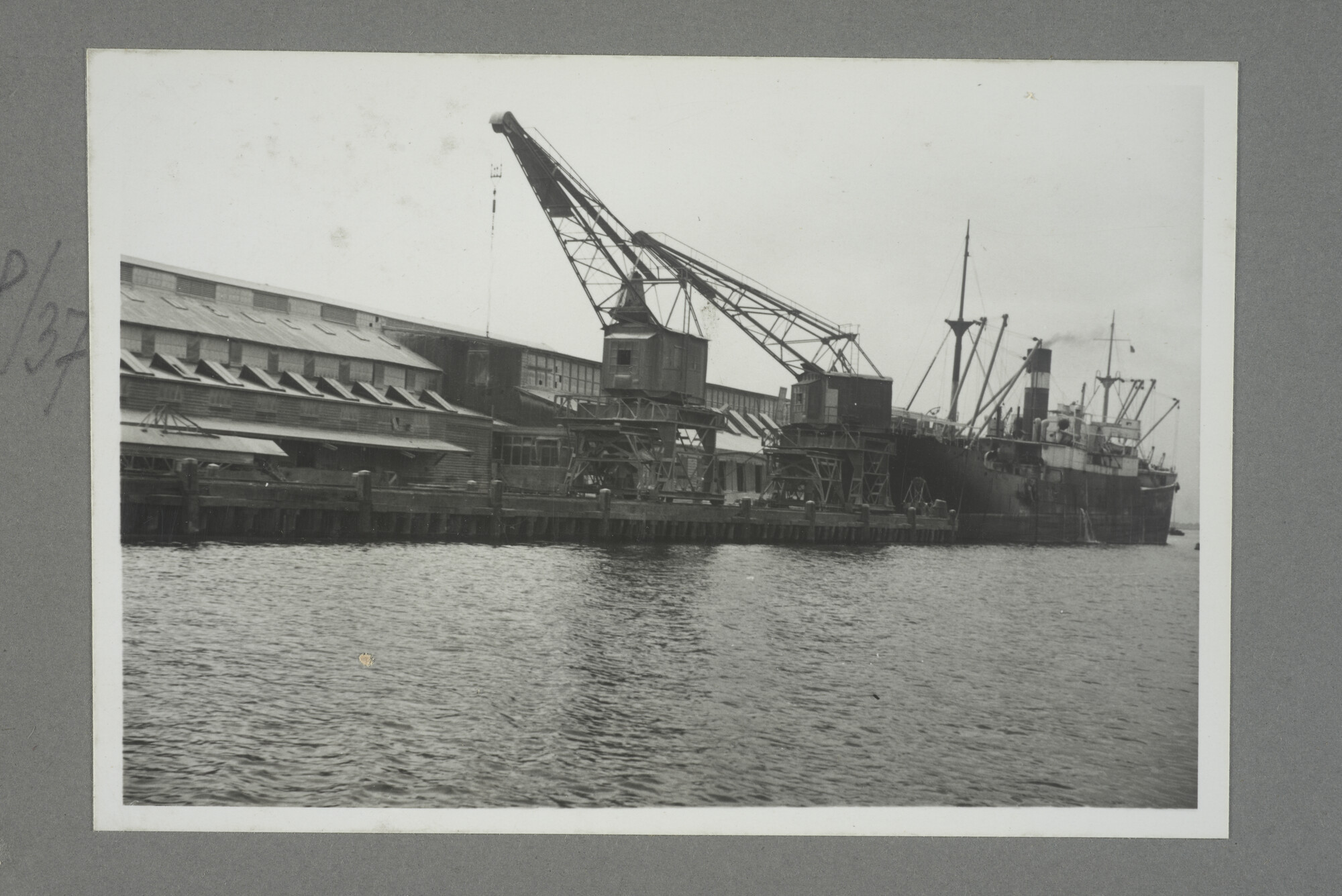 1998.2177; Omslag/ album met een grote hoeveelheid proeffoto's gemaakt door mw. A.M. Wolff-Koller in opdracht van de Gemeente Handelsinrichtingen in Amsterdam; omslag