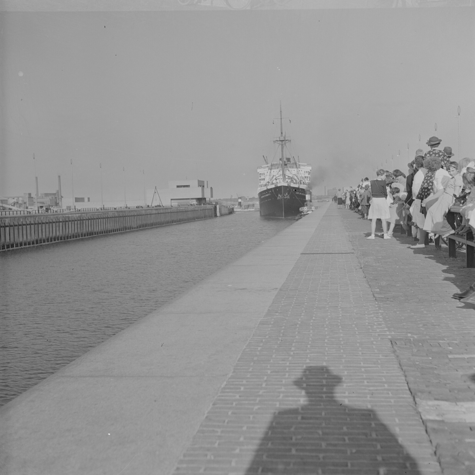 2015.1855; Negatief van toeschouwers die toekijken hoe ms. Johan van Oldenbarnevelt door de Noordersluis nabij IJmuiden vaart; negatief