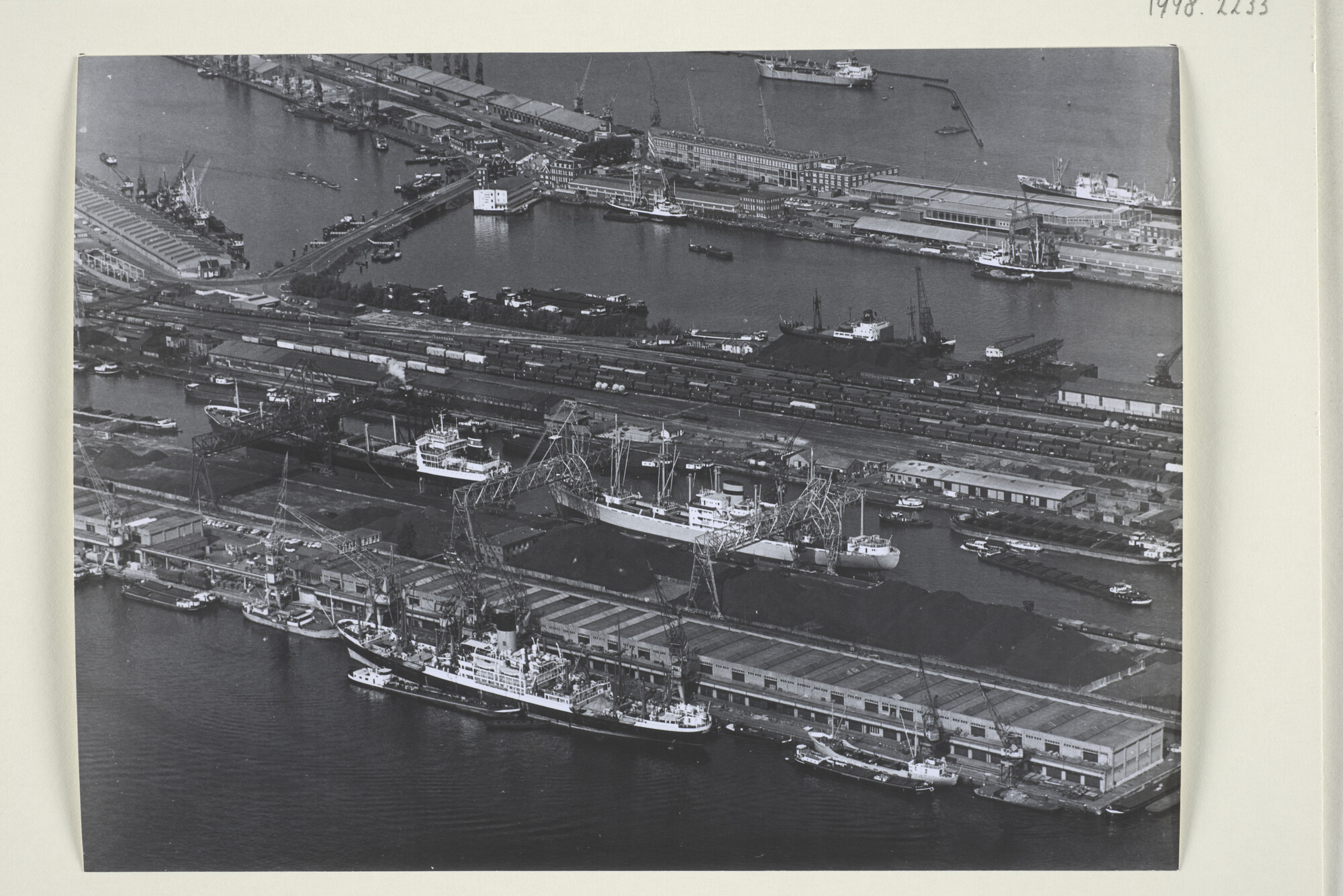 1998.2233; Luchtfoto van de Borneokade en de Entrepothaven in Amsterdam-Oost, juli 1973; foto