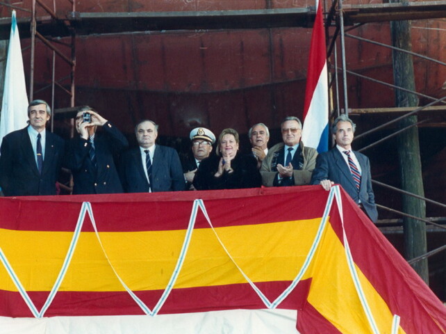 2001.1717; Kleurenfotos van het dooppodium tijdens de doop en de tewaterlating van [...]; fotoreportage