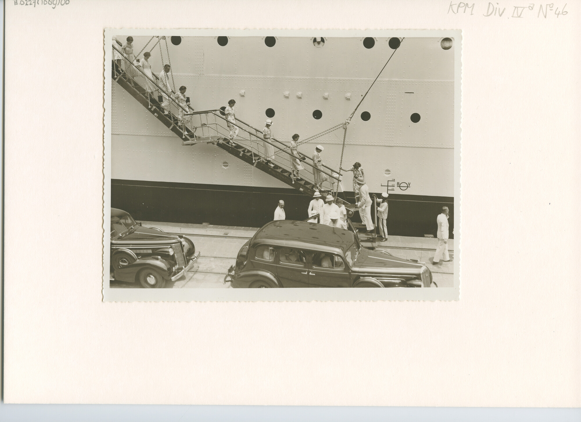 B.0227(1689)06; Foto van rondvaart van het personeel, vermoedelijk op het schip "Boissevain"; foto