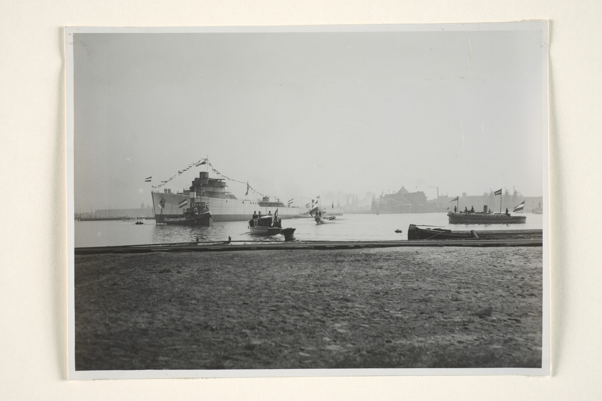 1995.1347; Foto's van de flottieljeleider Hr.Ms. Tromp vlak na de tewaterlating bij de werf van de NSM, Amsterdam; fotoreportage