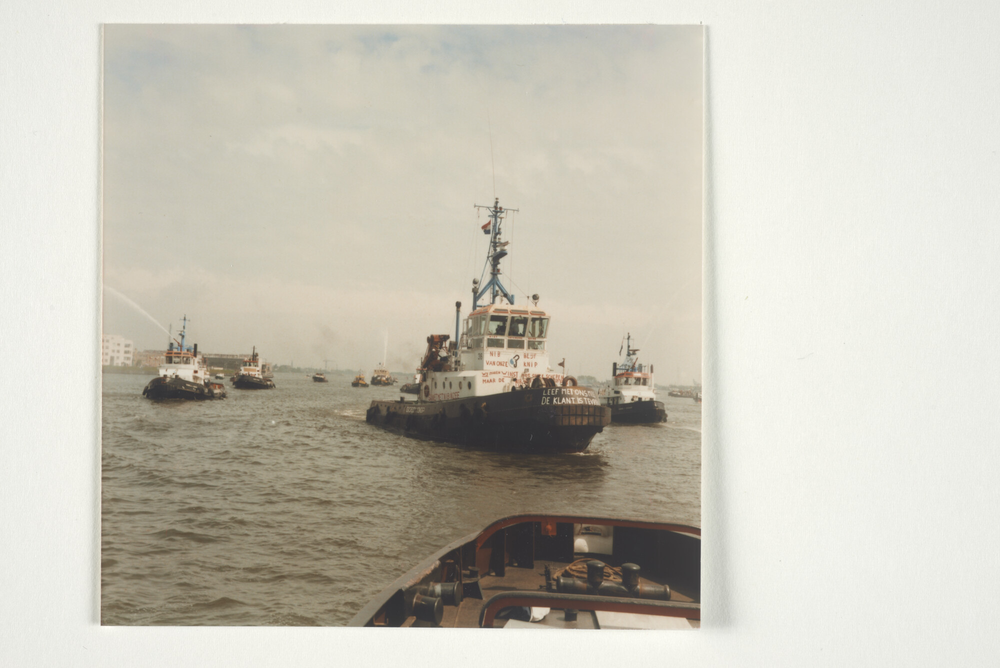 2001.1691; NIB blijft van onze knip. Demonstratie door het personeel van Goedkoop [...]; fotoreportage