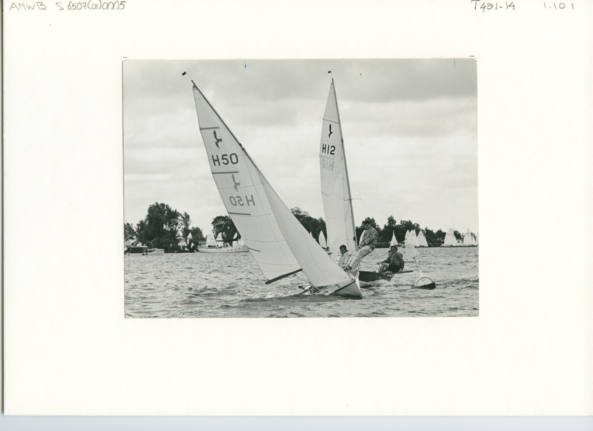 S.6507(01)0005; Kaagweek 1966: de Hornetklasse rondt een boei van de baan; foto