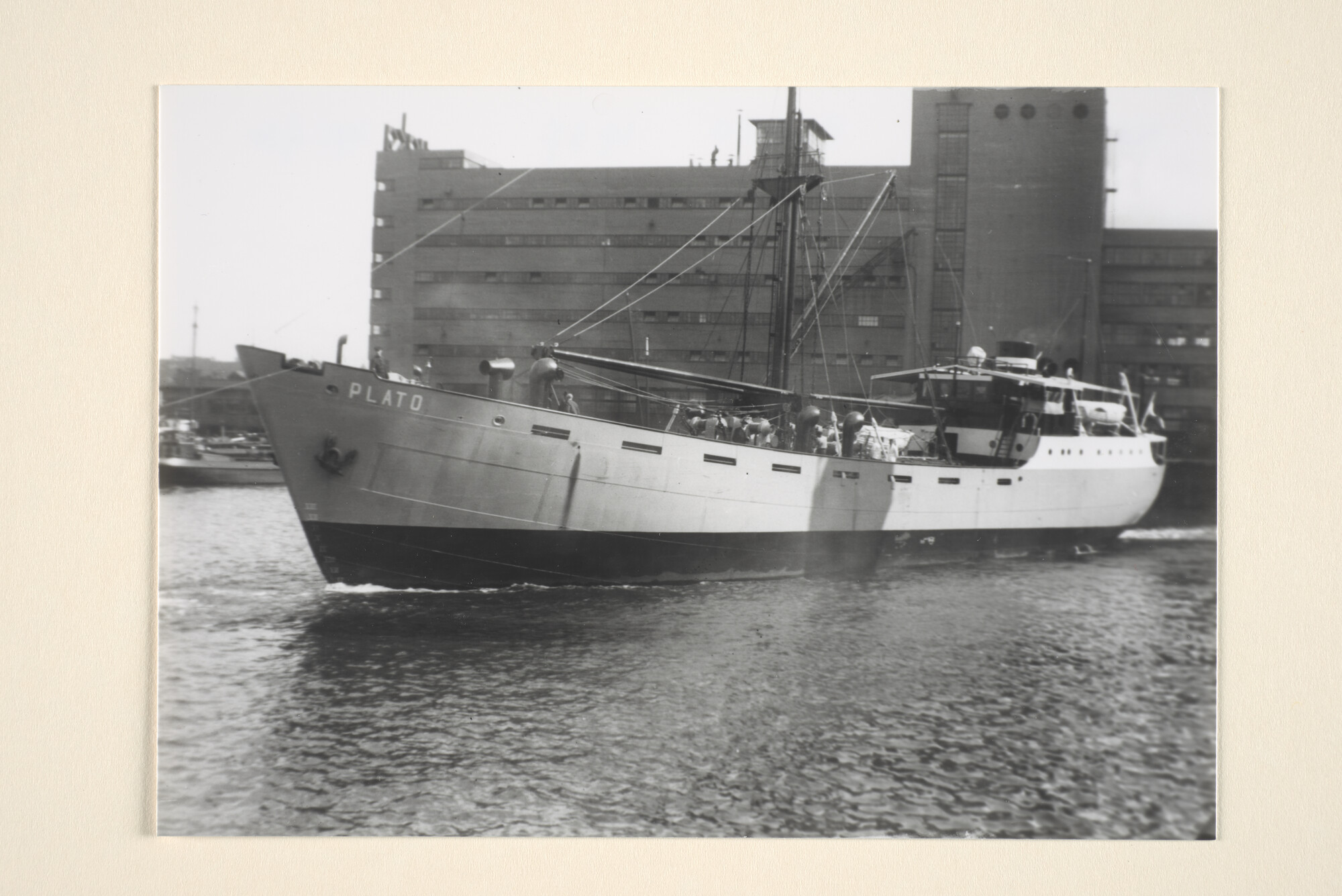 1995.6920; De coaster ms. 'Plato' van de KNSM vertrekt uit de haven van Rotterdam, omstreeks 1950; foto