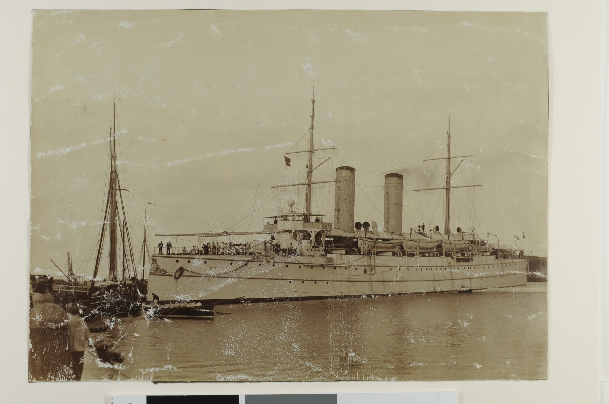 S.0610(12)f; Het pantserdekschip Hr.Ms. 'Gelderland' bij het vertrek uit een haven; foto