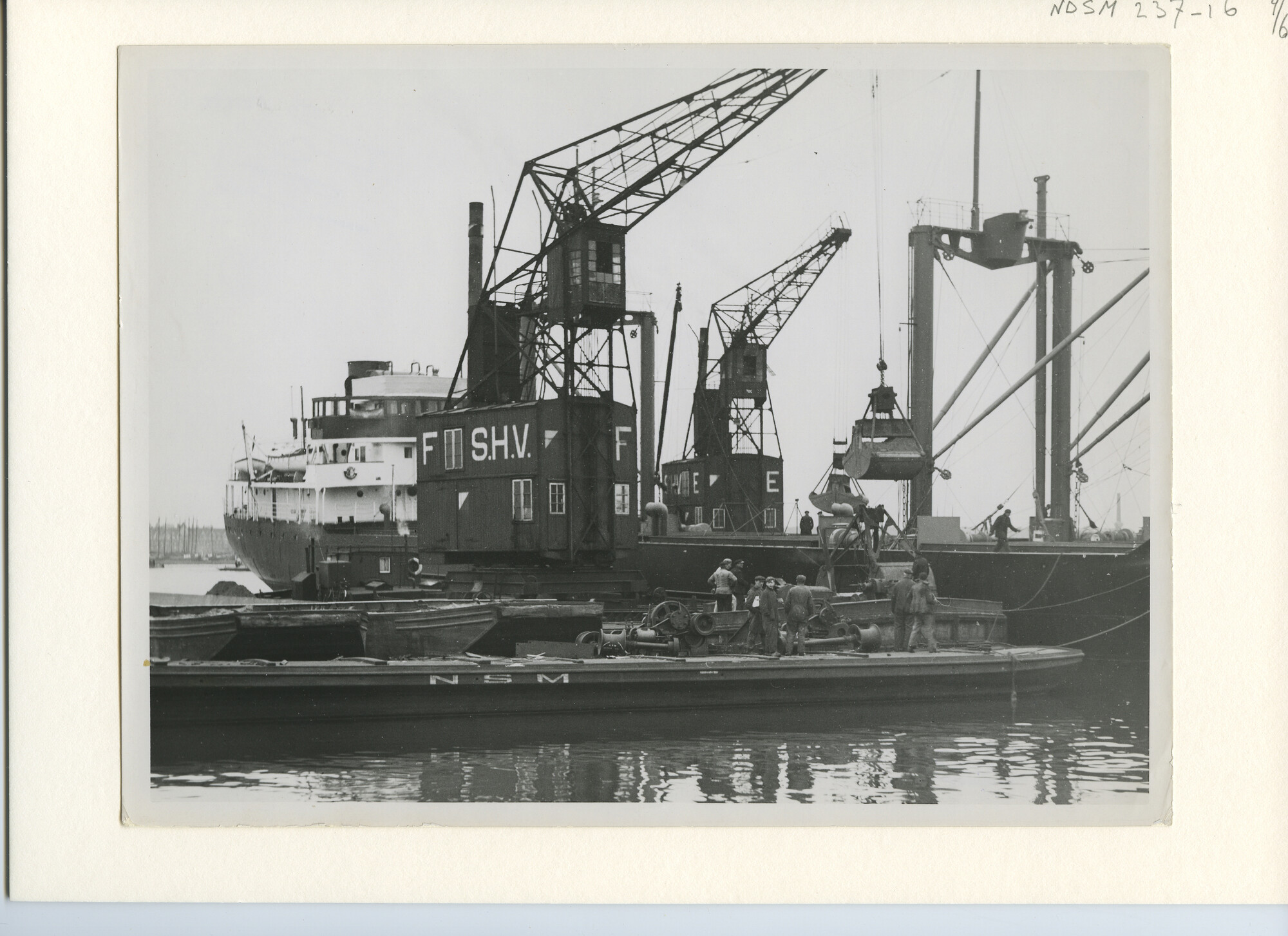 S.5444(1208)28; Foto van het laden van ms. Walerii Meshlauk met zand voor de; foto