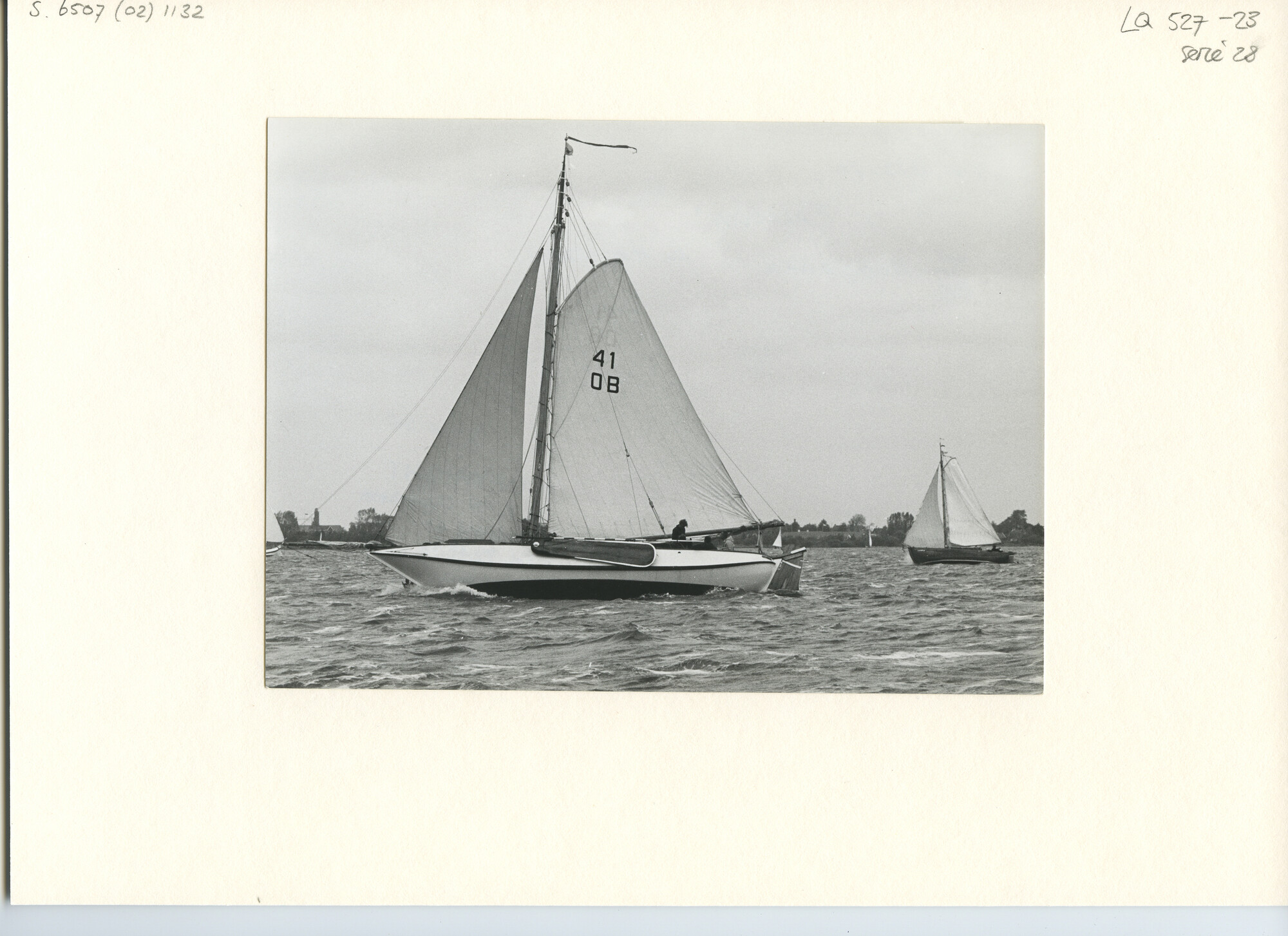 S.6507(02)1132.03; Zwart-wit foto van een wedstijd voor ronde en platbodemjachten op de Westeinderplassen bij frisse bries.; foto