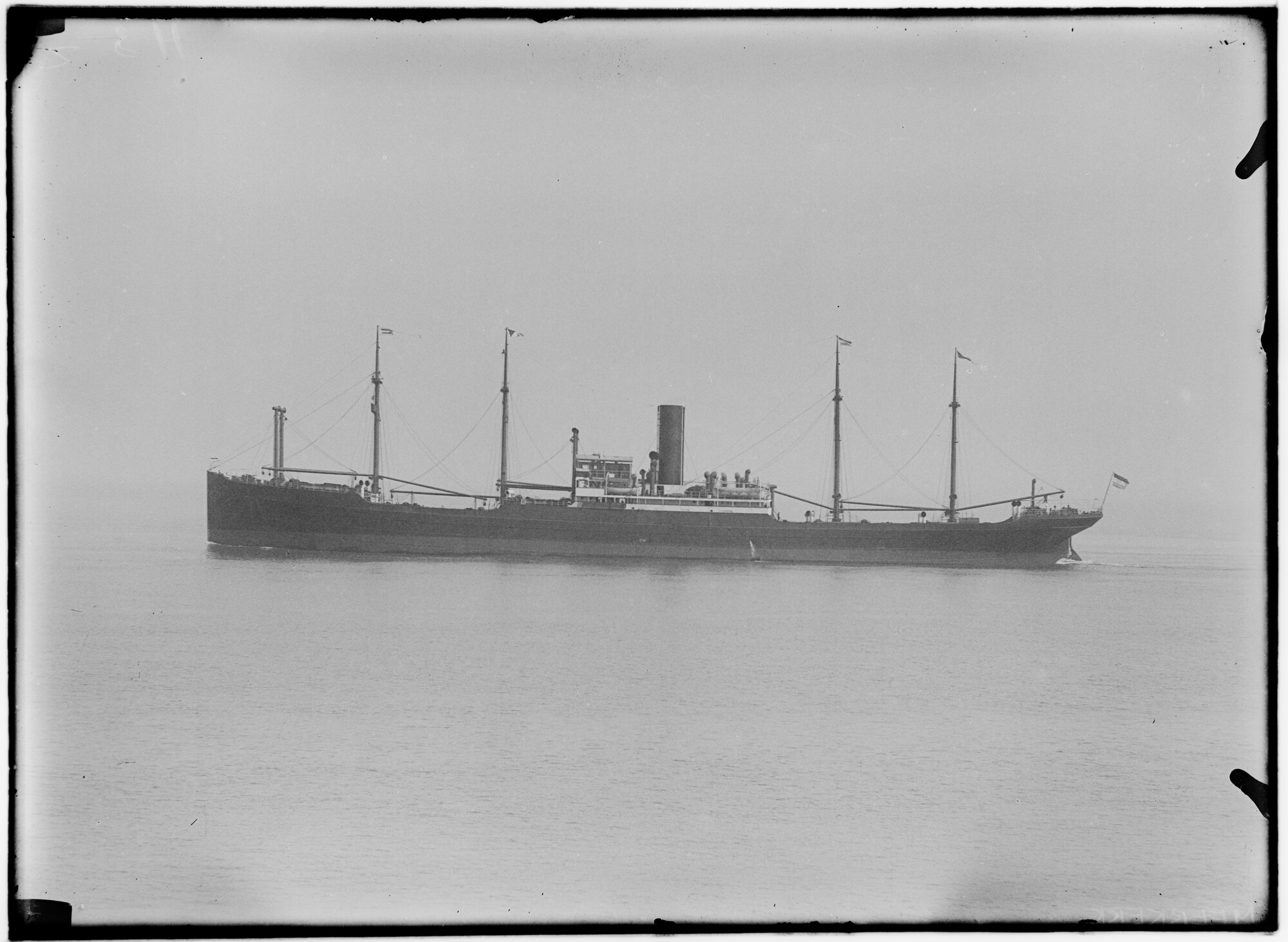 2018.1412; Glasnegatief van het vrachtschip Meerkerk (Nederlands, 1921); glasnegatief