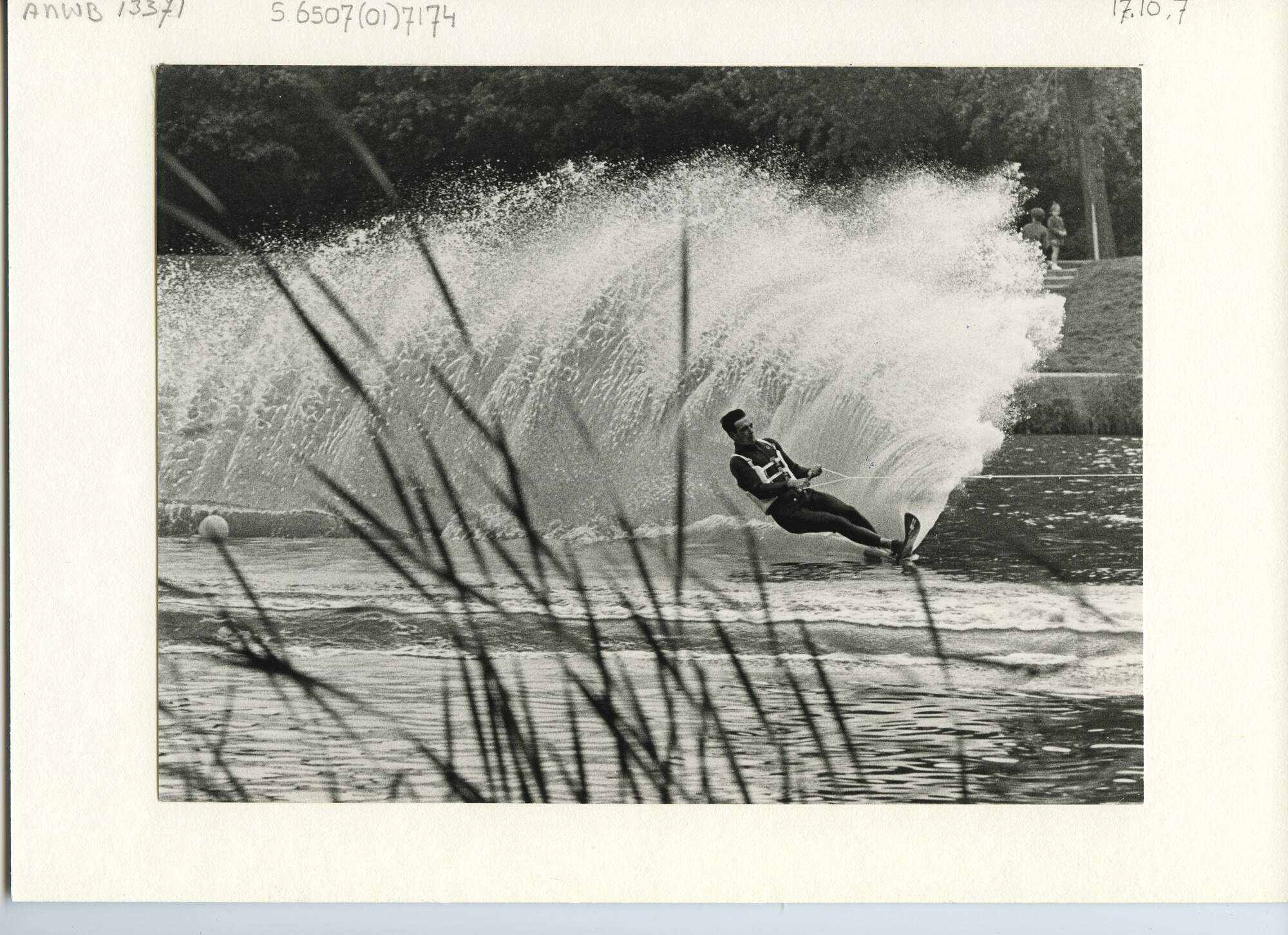 S.6507(01)7174; Foto van waterskiër bezig met zijn slaom; foto