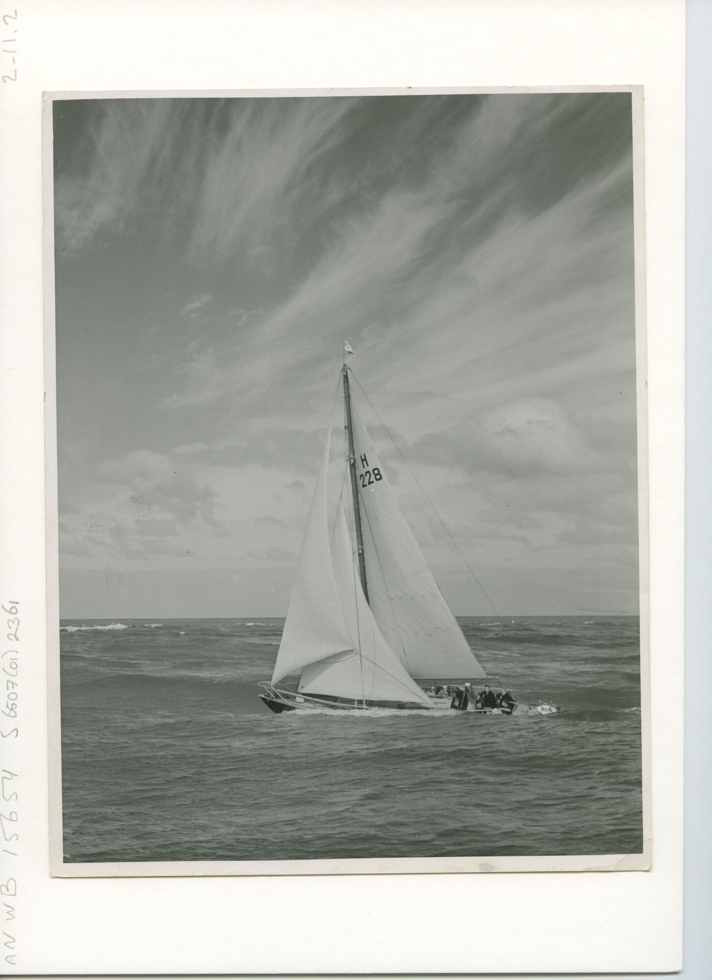 S.6507(01)2361; Foto van het zeegaande zeiljacht Kalypso, H 228, in volle zee tijdens de wedstrijden van De Maas; foto