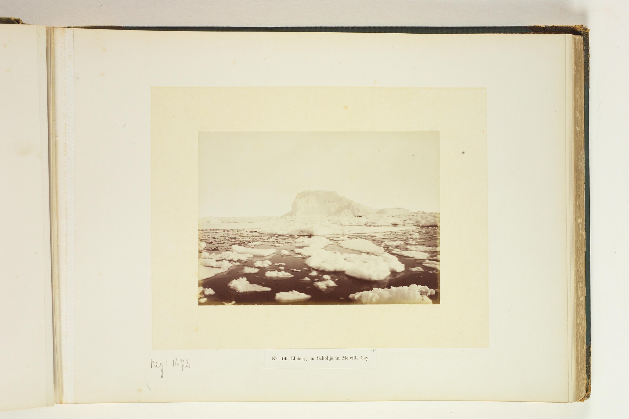 A.4325; Album met foto's van de noordpoolreis van de Pandora; fotoalbum