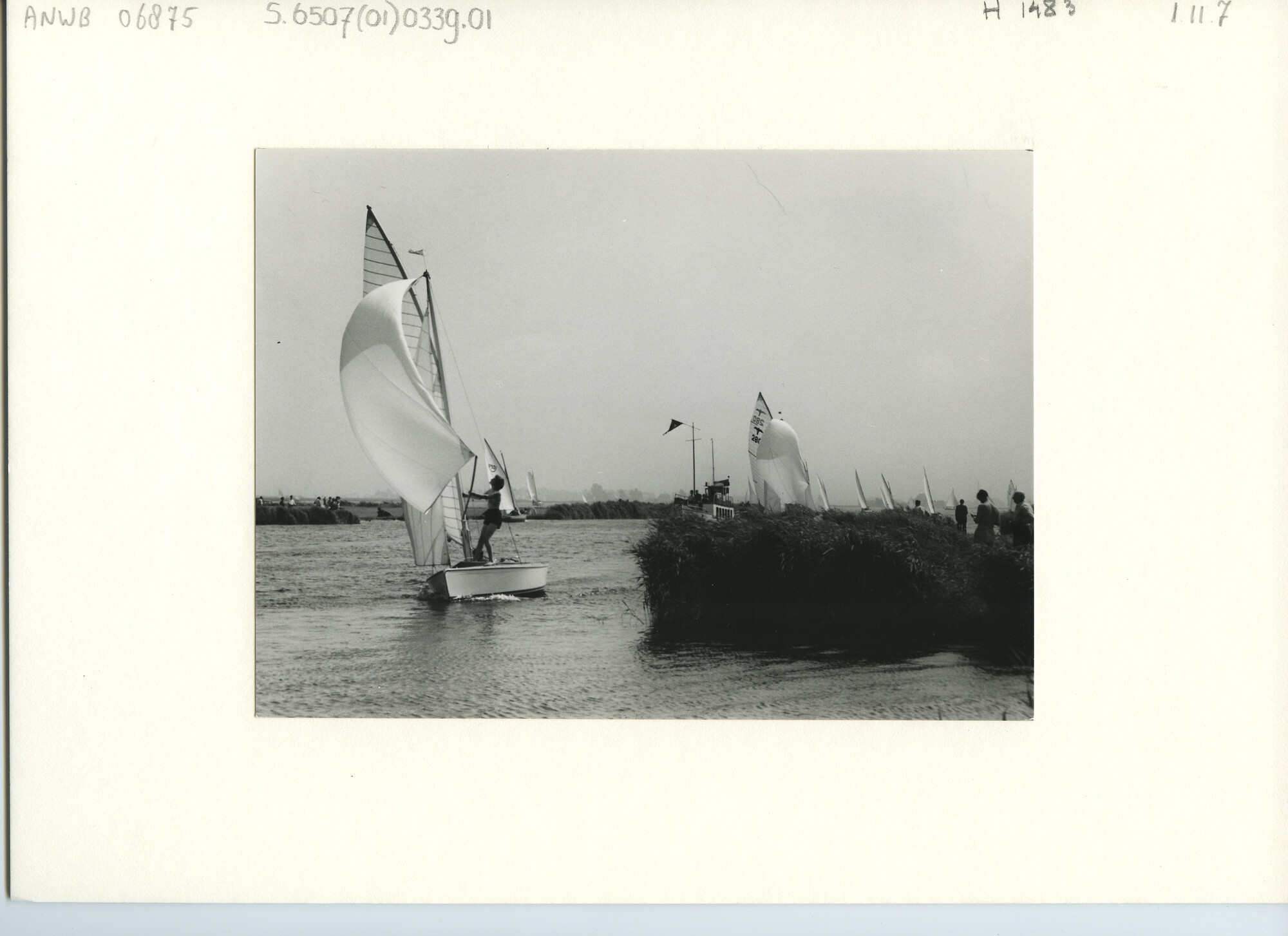 S.6507(01)0339.01; Foto van de Sneekweek 1955: Valken tijdens een groepswedstrijd voor de wind in de Sybesloot; foto