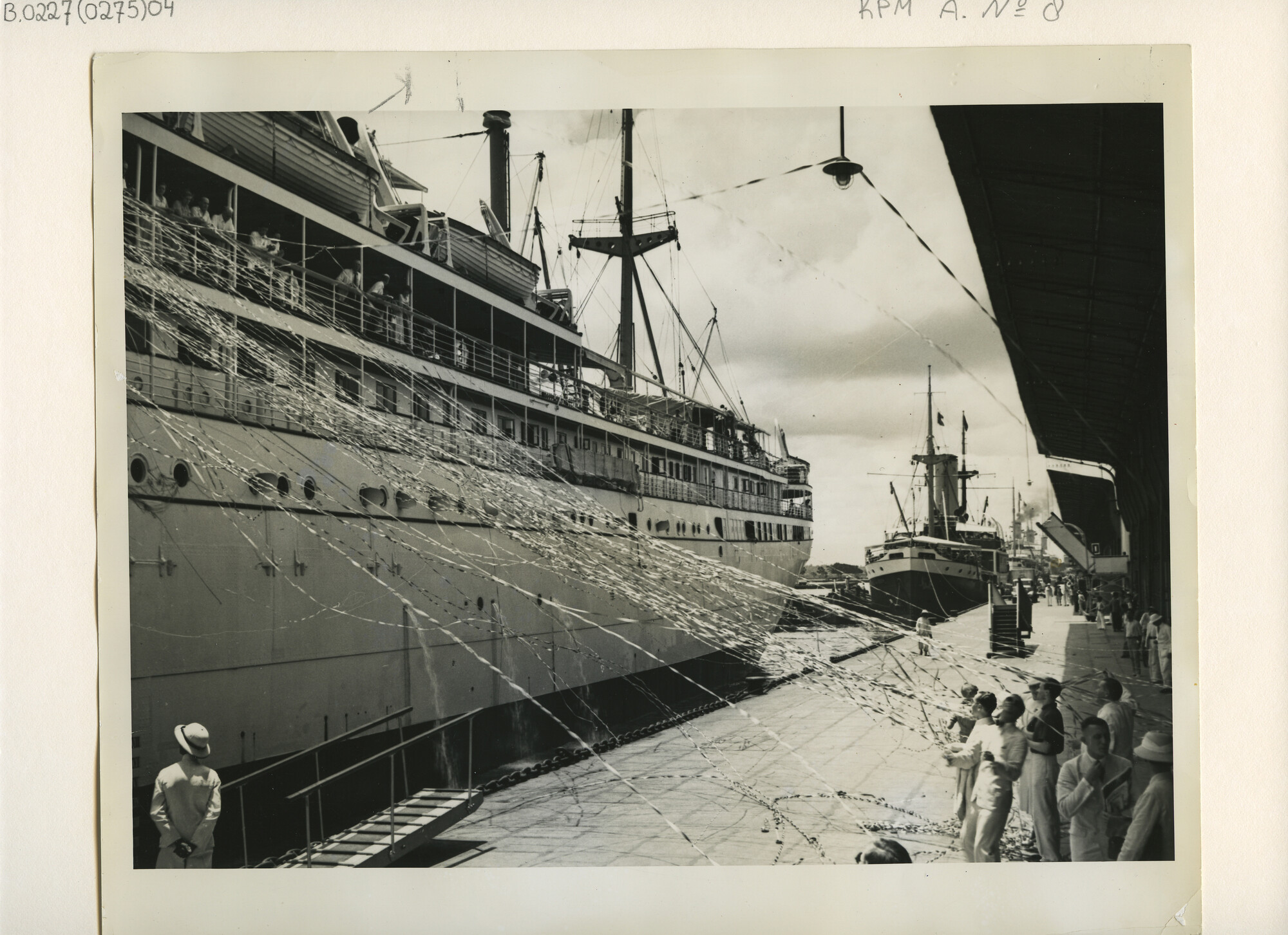 B.0227(0275)04; Foto van achterblijvers, die het passagiersschip ss. Nieuw Zeeland van de [...]; foto