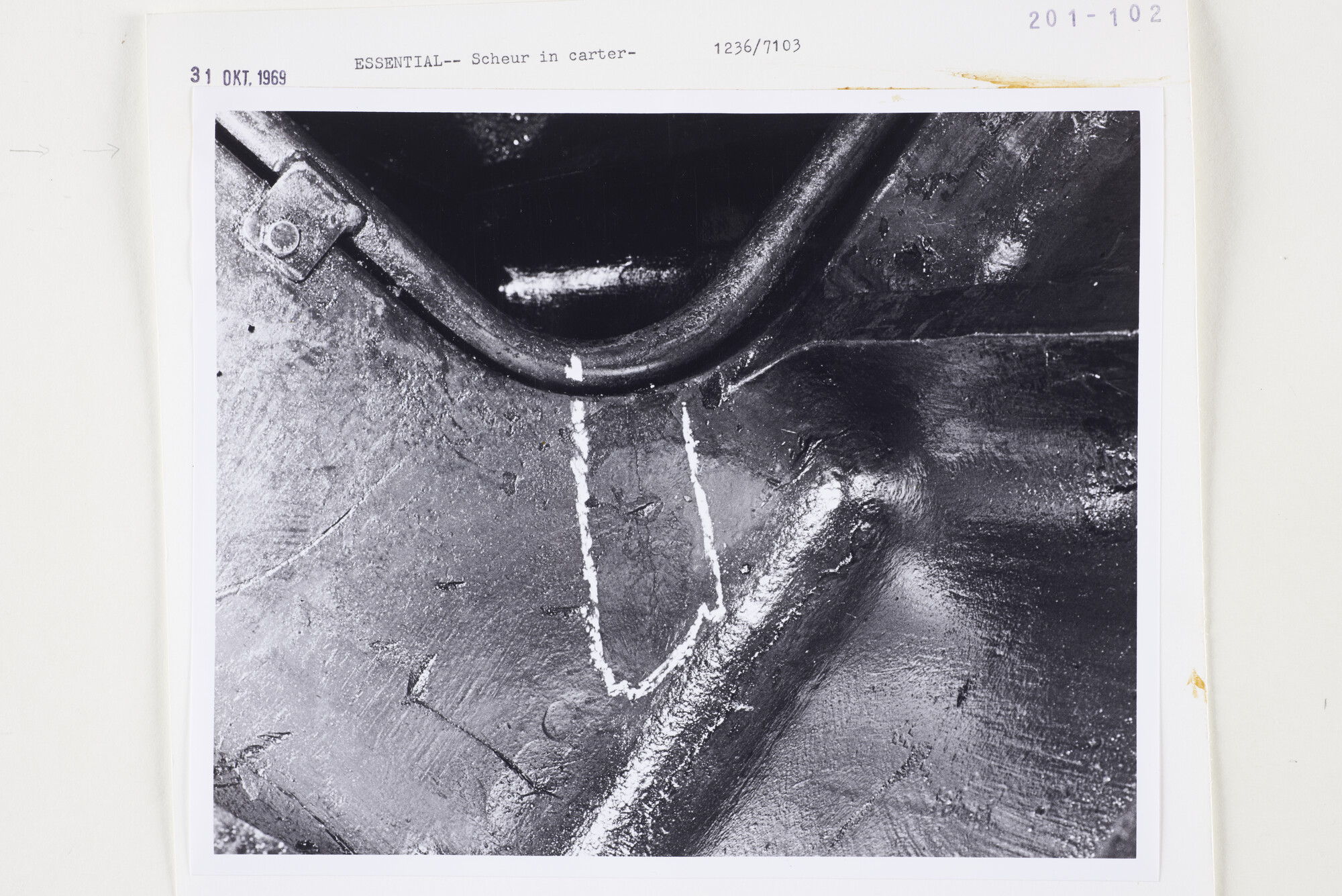 S.5444(5068)09; Foto van schade aan werktuigen in de motorkamer van de Essential; foto
