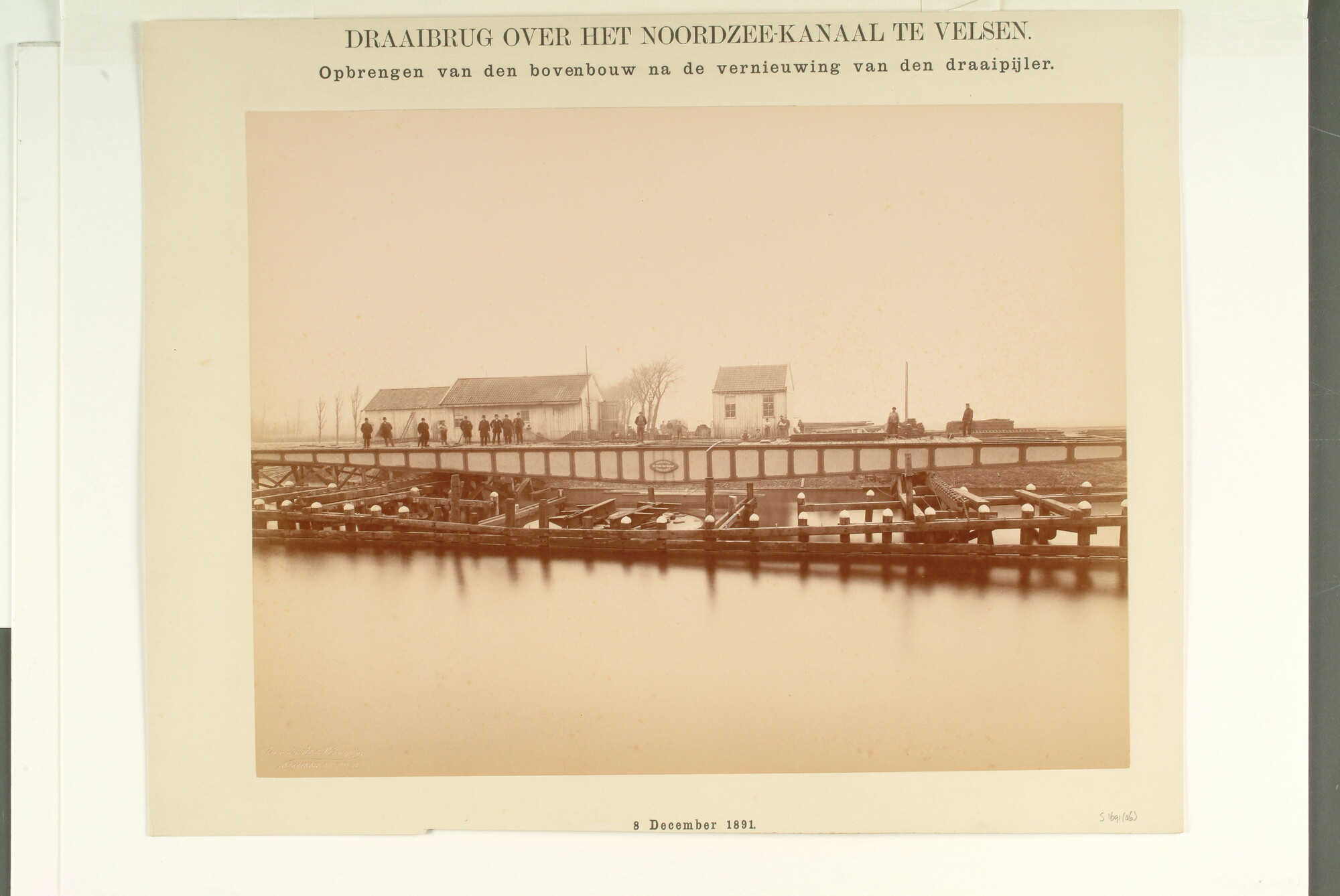 S.1691(06); Foto's van de draaibrug over het Noordzeekanaal te Velsen, 9 november 1891; fotoreportage