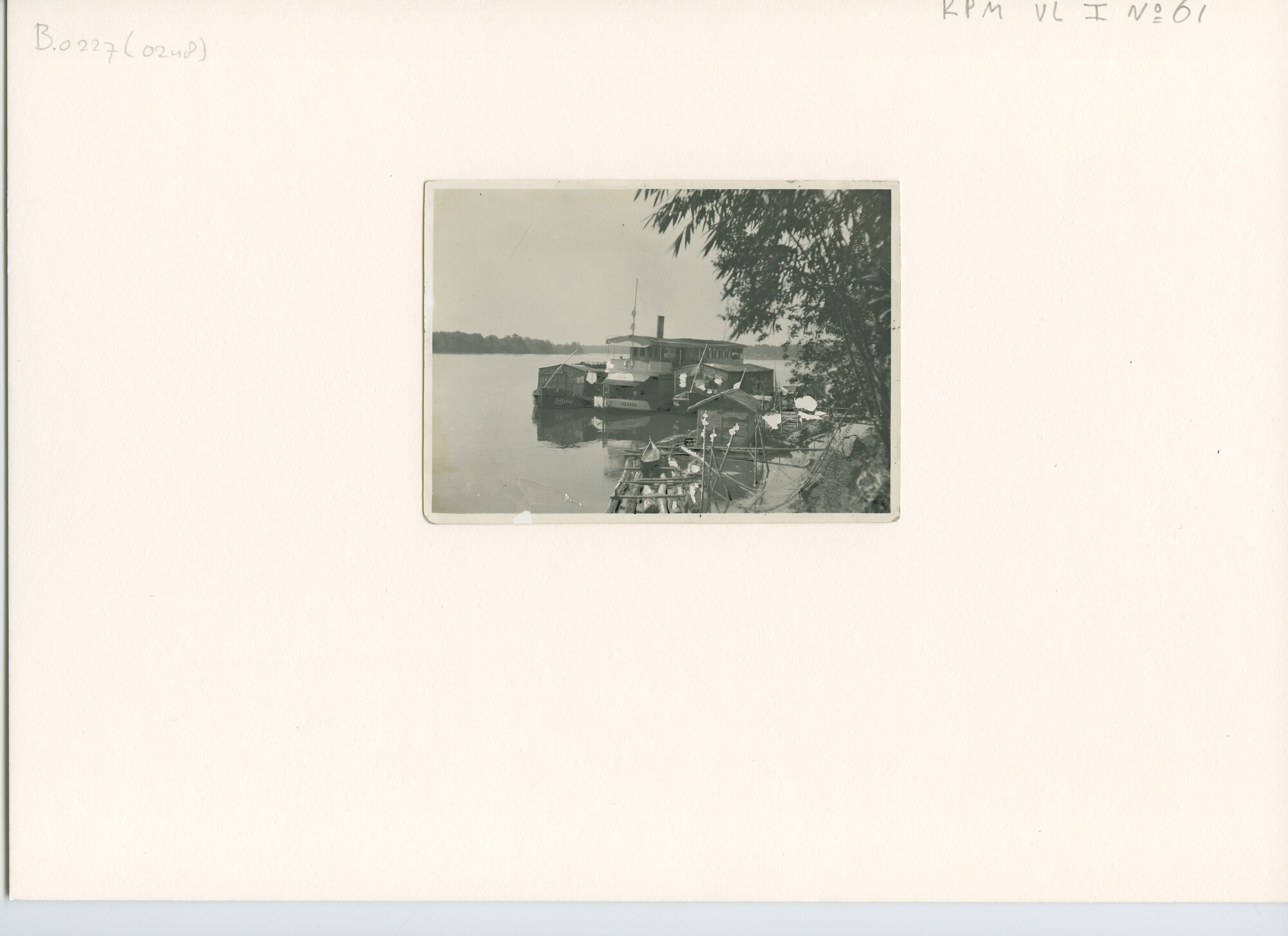 B.0227(0248); De hekwieler ss. 'Negara' afgemeerd aan de oever van de Barito-rivier; foto