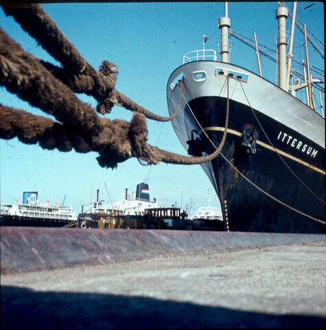 S.9100(1859); Dia van het vrachtschip ms. 'Ittersum' van de Stoomvaart Maatschappij 'Oostzee' afgemeerd in de Vlothaven te Amsterdam [...]; diapositief