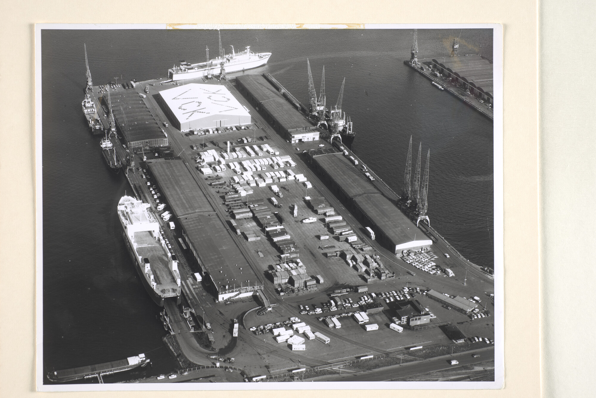 1995.5710; Luchtfoto van de Coen-terminal aan de Coenhaven [...]; foto