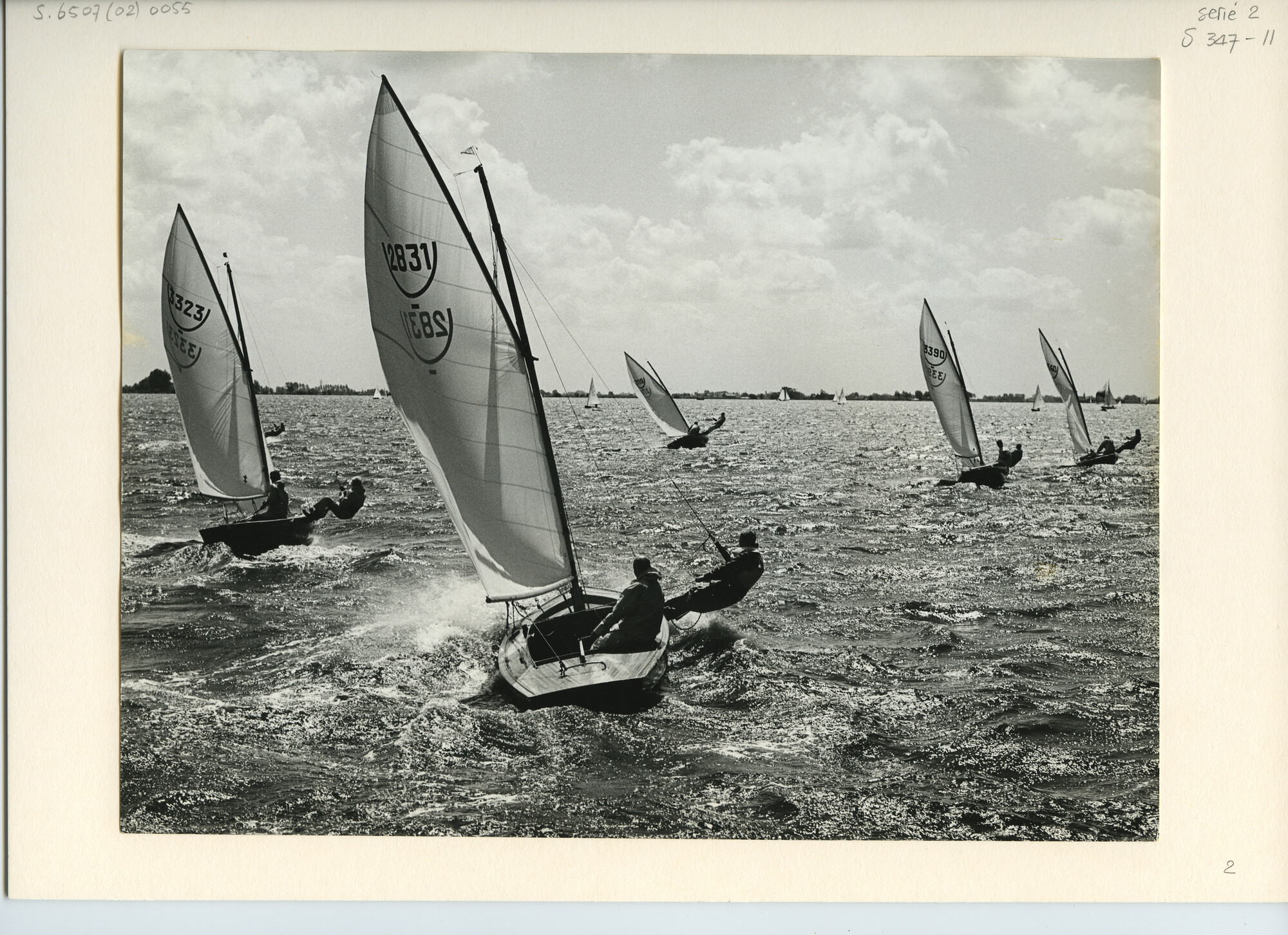 S.6507(02)0055.05; Zwart-wit foto van de frisse bries tijdens een wedstrijd op de Westeinderplassen: de 16m² klasse aan de wind; foto