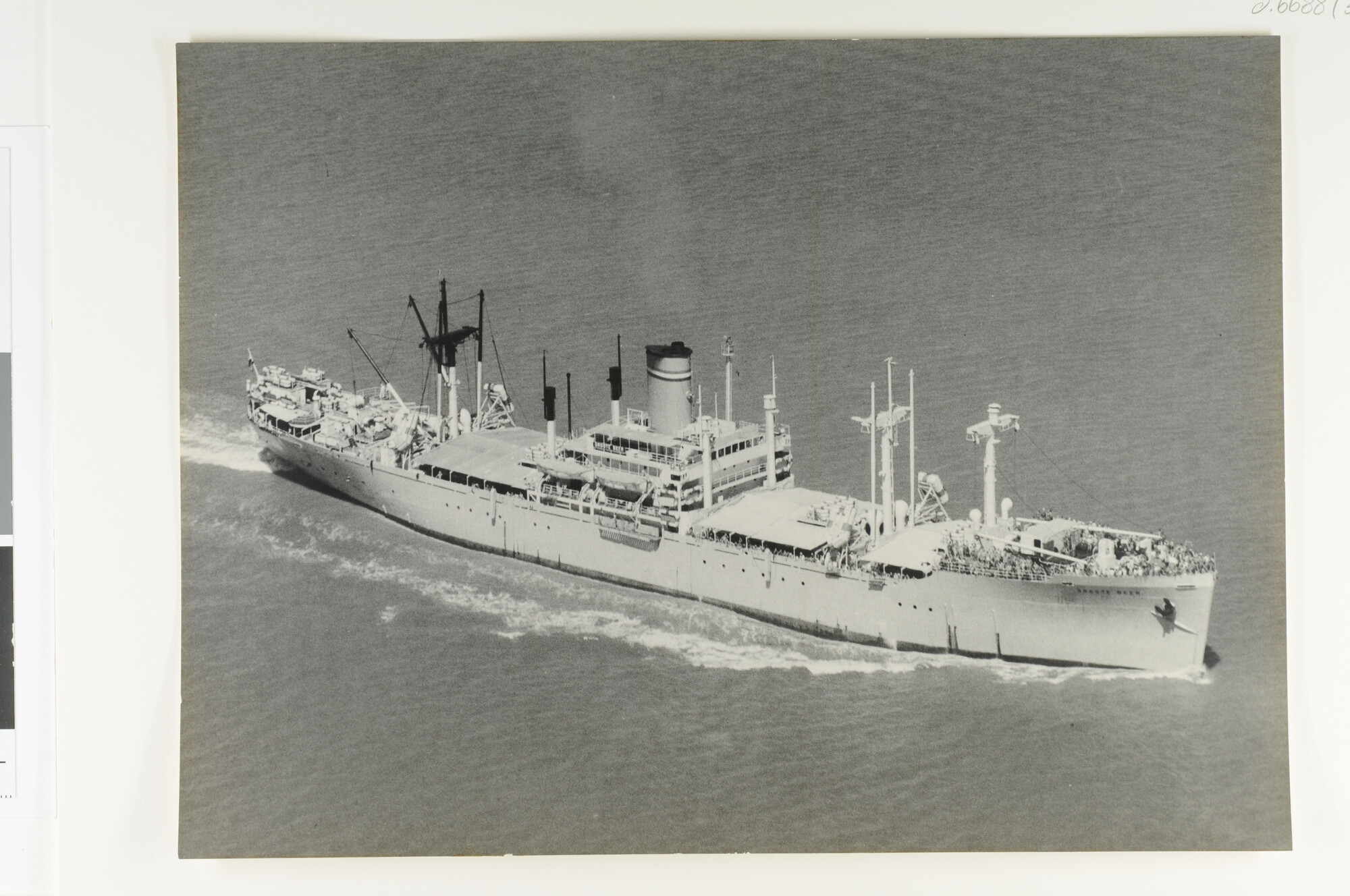 S.6688(03); Luchtfoto's van het troepentransportschip ss. Groote Beer (ex- Costa Rica Victory); fotoreportage