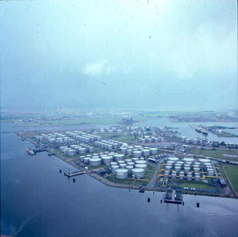 S.9100(3460); Dia (luchtfoto) Petroleumhaven te Amsterdam; diapositief