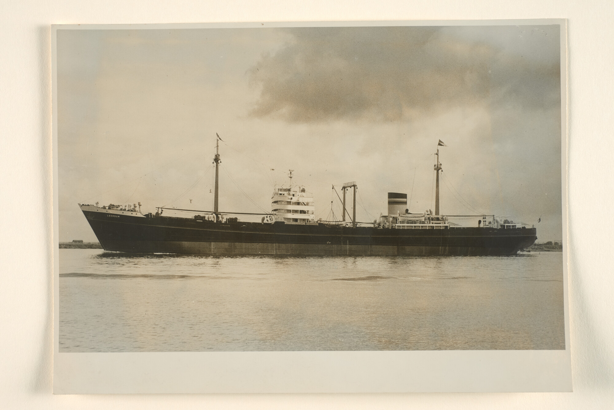 1996.0547; Het vertrek van het vrachtschip ms. 'Leersum' van de Stoomvaart Maatschappij 'Oostzee' richting zee voor de proefvaart [...]; foto