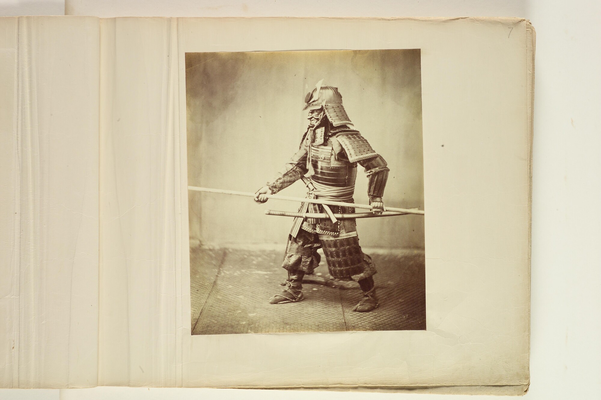 S.3628(02); Album nr. 1 uit een serie van drie van de Nederlandse consul in Japan Dirk de Graeff van Polsbroek; fotoalbum