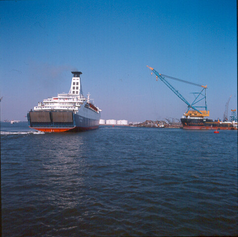 S.9100(8445); Dia van de Panamese kraanschip Pearl Marine (ex- Germinal) bij ter Haak [...]; diapositief