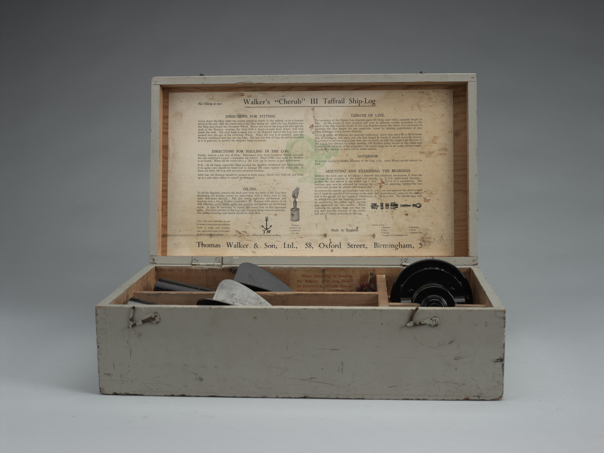 2016.0449; Houten kist met patentlogger, type Cherub III Taffrail Ship-log; patentlog