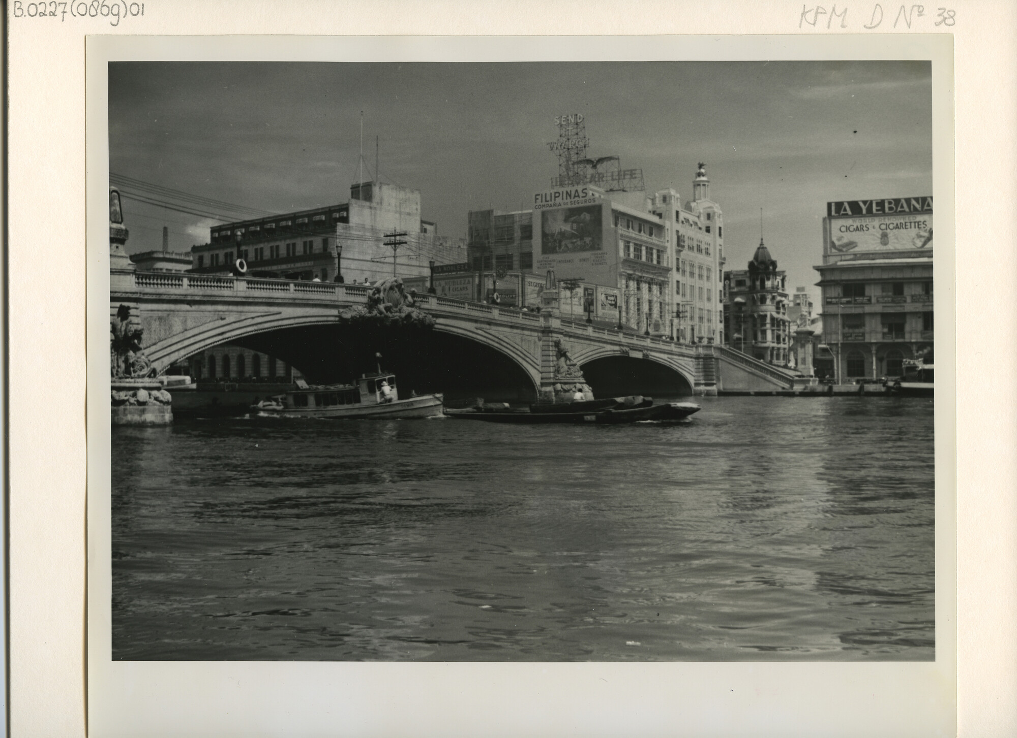 B.0227(0869)01; Foto van een stadsgezicht in Manilla; foto