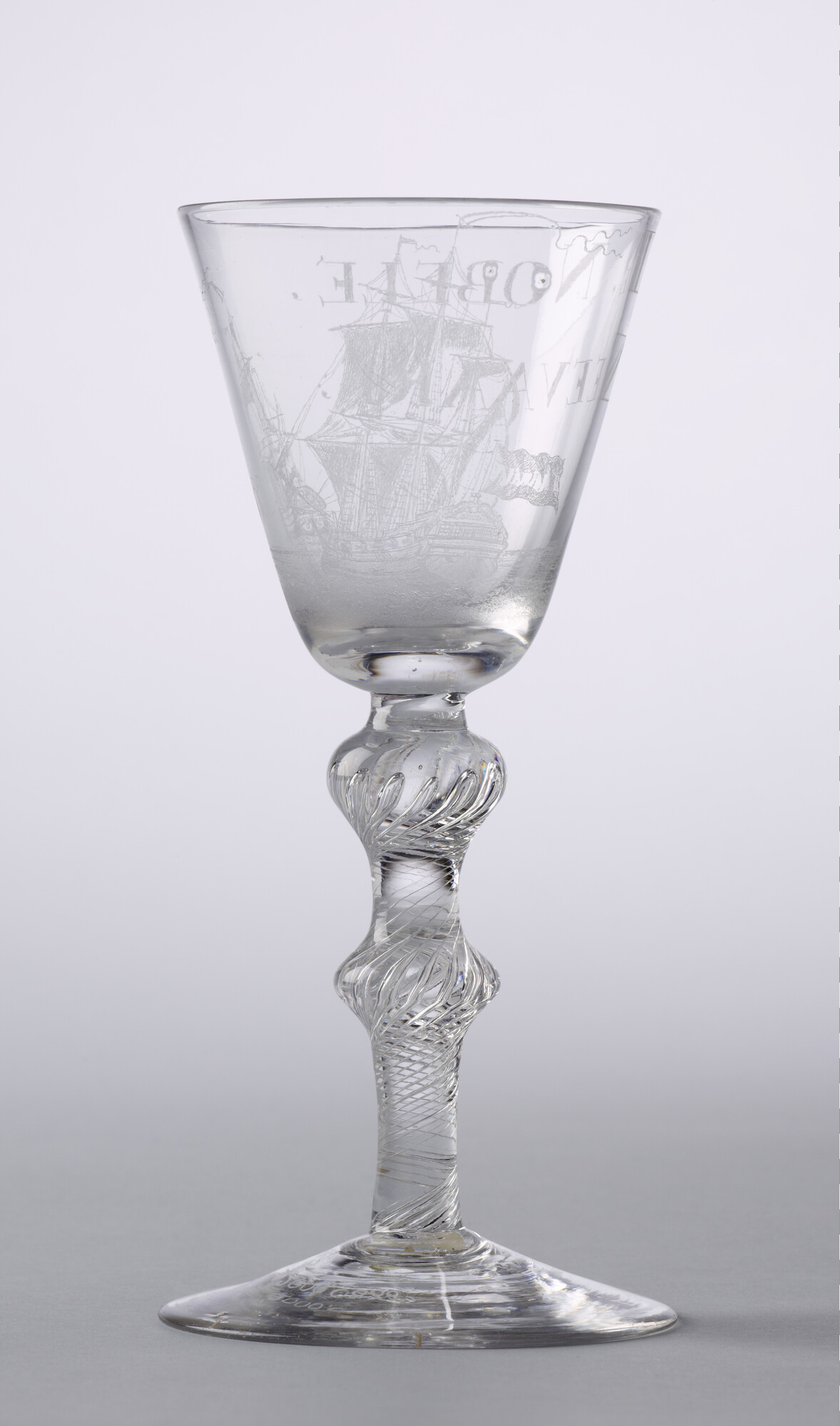 2002.0836; Kelkglas met gegraveerde afbeelding van twee driemasters; drinkglas