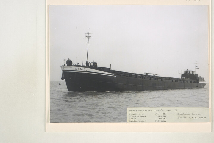 1994.1039; (Voorheen) Album met fotos van bij Scheepswerf Van Goor Monnickendam; fotoalbum