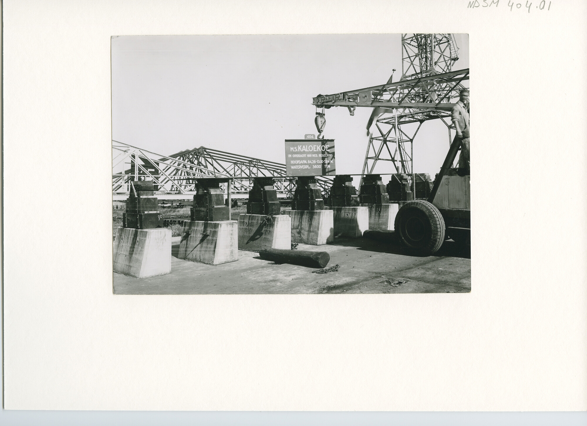 S.5444(1708); Foto van de kiellegging van het vracht-passagiersschip ms. Kaloekoe; foto